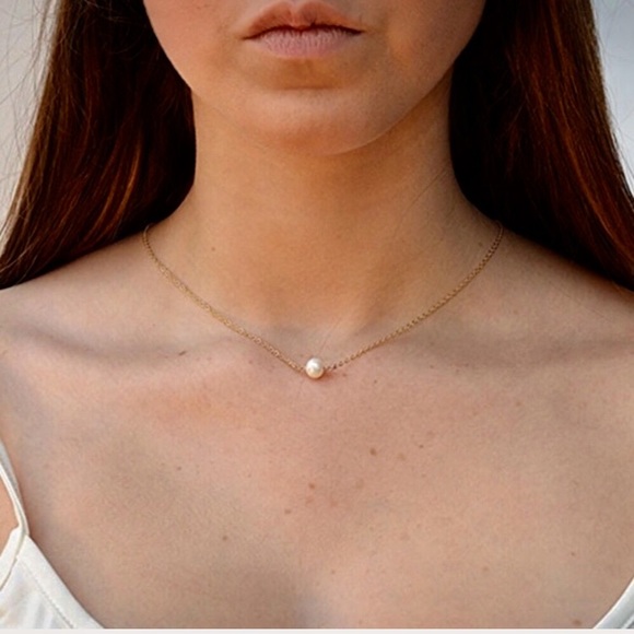 New! Backdrop Pearl Necklace - Picture 4 of 6